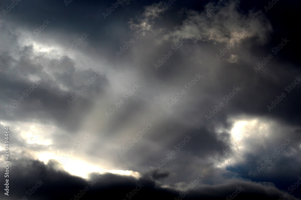 raios solares em nuvens de tempestade