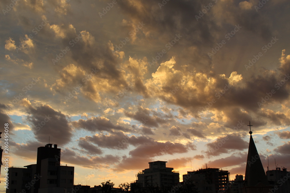 Céu ao pôr-do-sol  e silhueta da cidade em contra luz