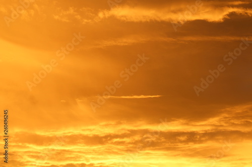 Fototapeta Naklejka Na Ścianę i Meble -  Pôr-do-sol em tons de cor laranja