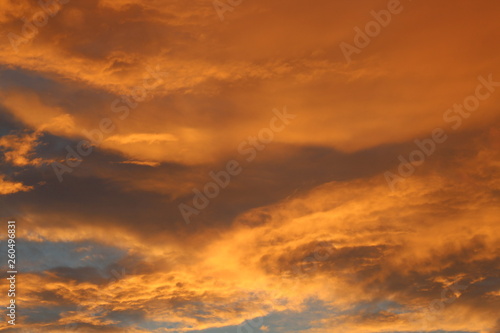 Pôr-do-sol em tons de cor laranja