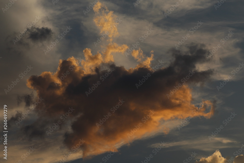 Fototapeta premium Nuvens coloridas pelo pôr-do-sol 