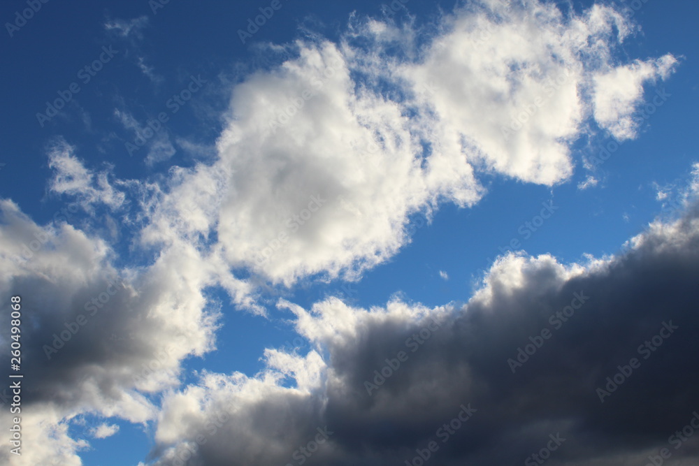 formação de nuvens no céu azul