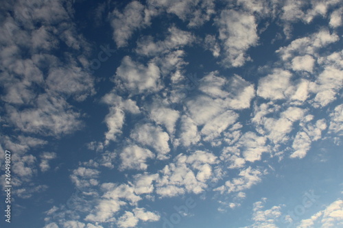 formação de nuvens no céu azul © Fotos GE