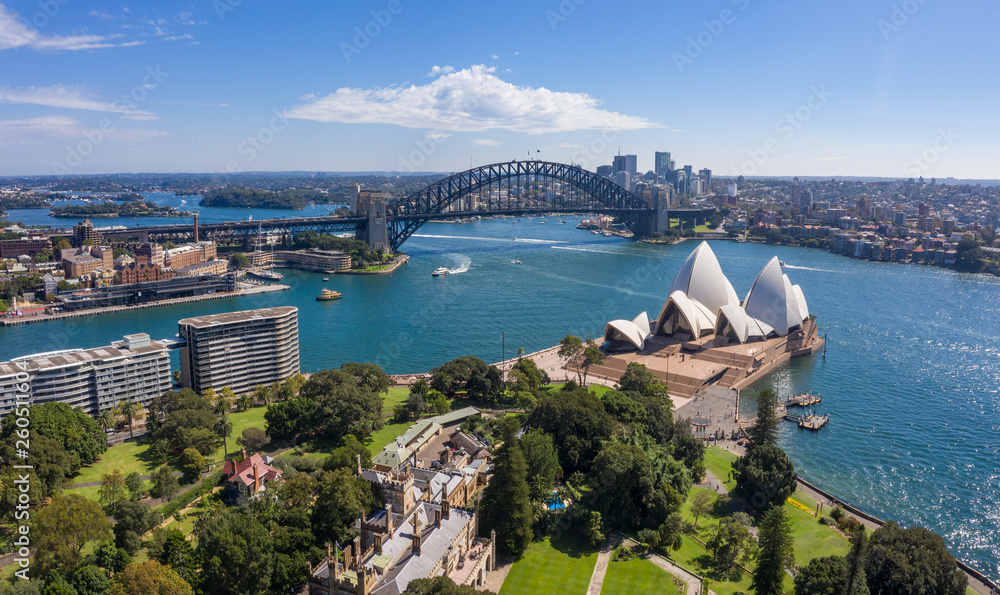 Fototapeta premium Widok z lotu ptaka z ogrodów Parade Ground w kierunku pięknego portu w Sydney w Australii