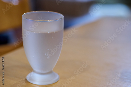 グラスの炭酸水