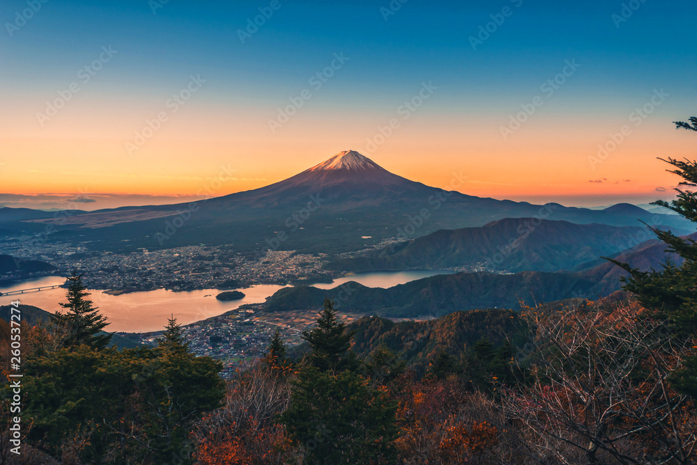 Fototapeta premium Krajobrazowy obraz Mt. Fuji nad jeziorem Kawaguchiko z liści jesienią o wschodzie słońca w Fujikawaguchiko, Japonia.