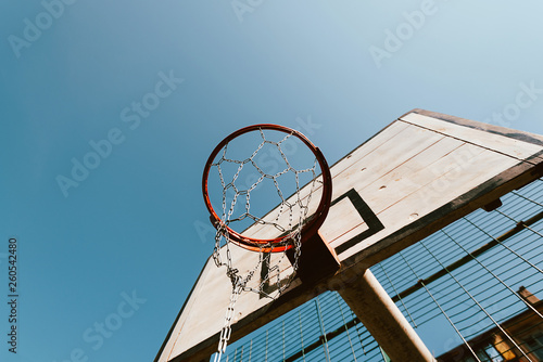 Obraz na płótnie old basketball hoop against blue sky w salonie