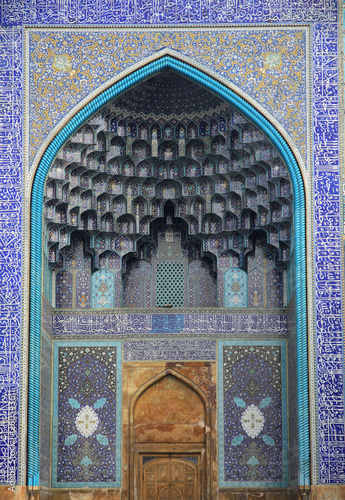 bogate zdobienia na ścianach meczetu w iranie