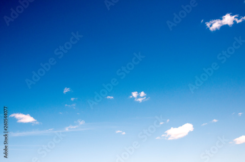 Cielo azzurro con nuvolette