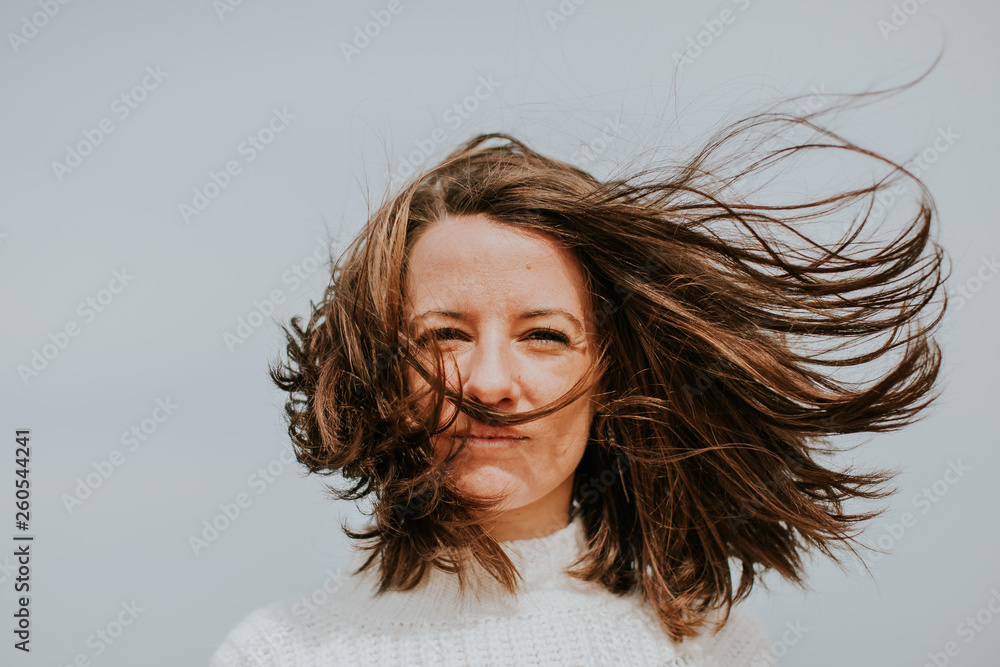 Portrait d'une demoiselle les cheveux dans le vent Portrait d'une demoiselle les cheveux dans le vent