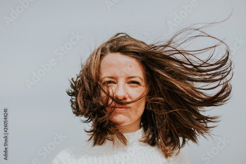 Bild auf Leinwand Portrait d'une demoiselle les cheveux dans le vent