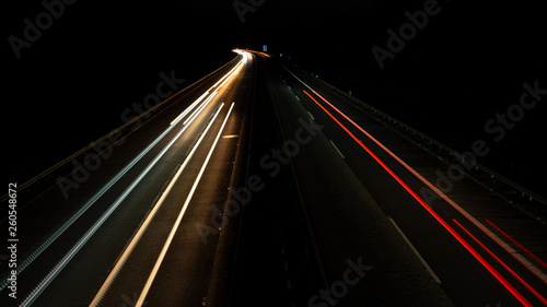 Lichtspuraufnahmen an der Autobahn