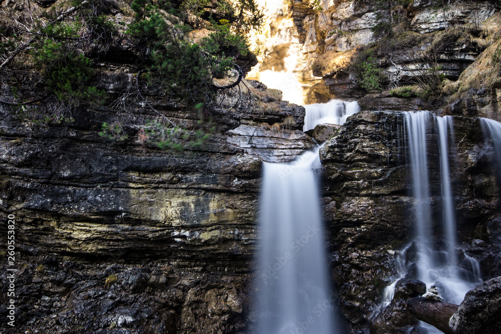 Fototapeta premium in den bergen, am wasserfall, alpen