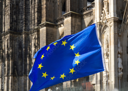 Europafahne vor dem Kölner Dom photo