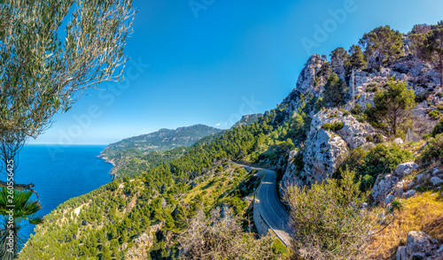 Blick vom Aussichtspunkt Mirador de Ricardo Roca an der Küstenstraße MA-10 aus dem Tramuntana-Gebirge auf Mallorca