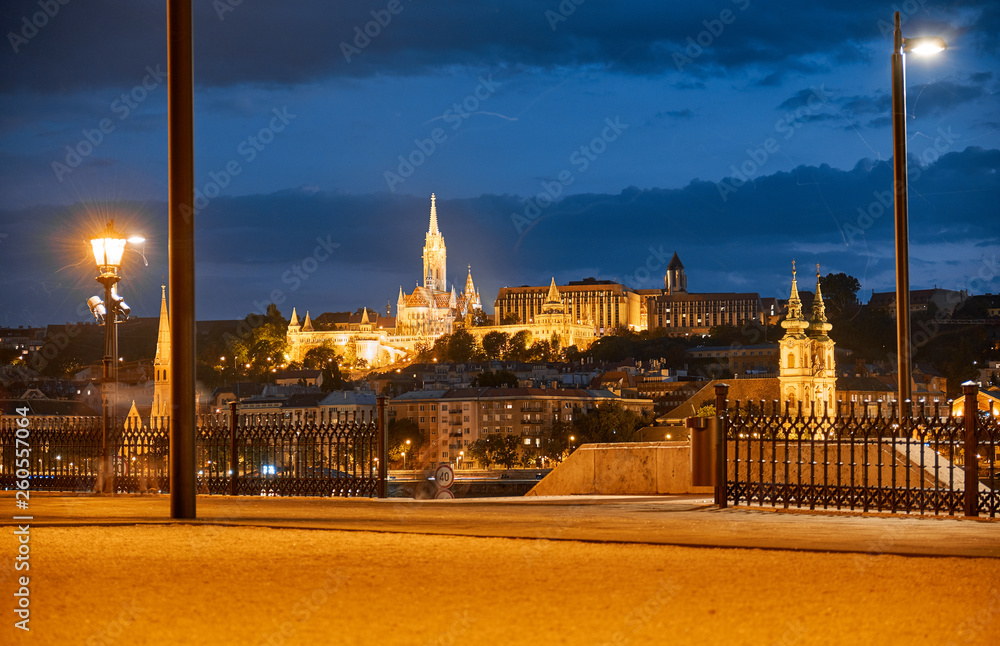 Obraz premium View of the Danube River at night in Budapest