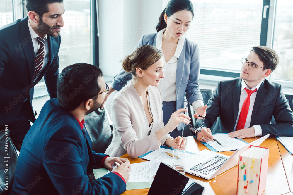 Obraz premium Business advisors structuring a deal