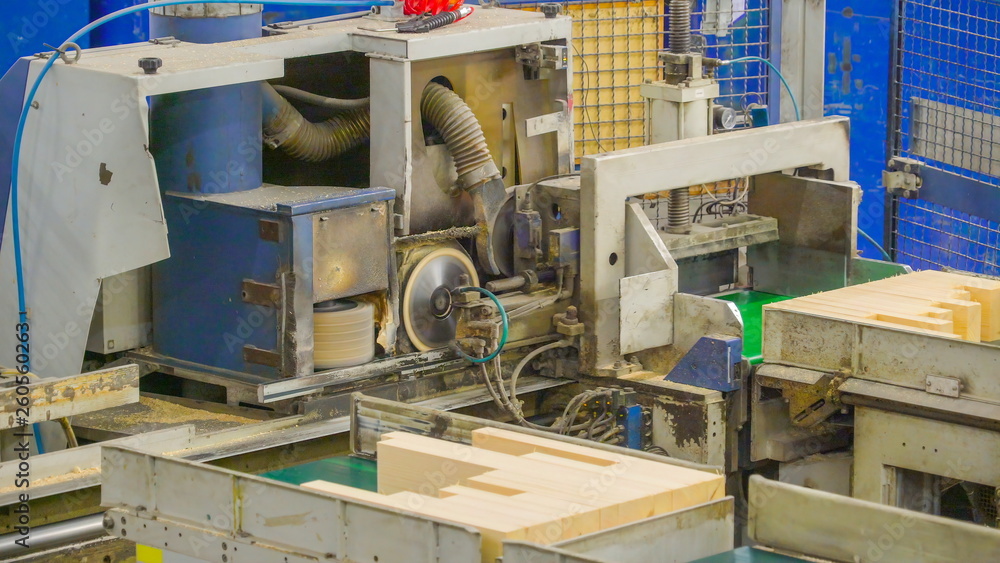 13461_Piling_up_the_small_wooden_blocks_in_the_machine.jpg 13461_Piling_up_the_small_wooden_blocks_in_the_machine.jpg
