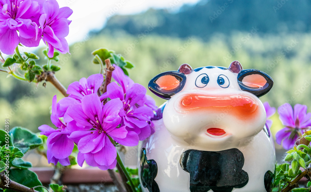 Mascota infantil rodeada de flores violetas. Mascota infantil rodeada de flores violetas.