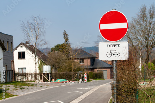 Panneau de sens interdit sauf aux cyclistes photo