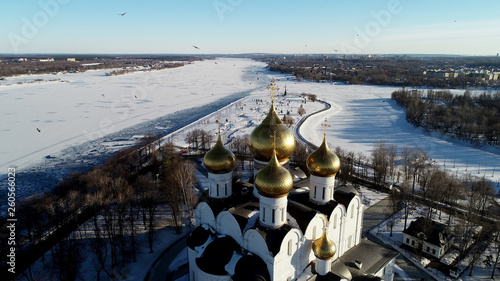 Billede på lærred Top view of the domes of the Assumption Cathedral in Yaroslavl on a sunny winter