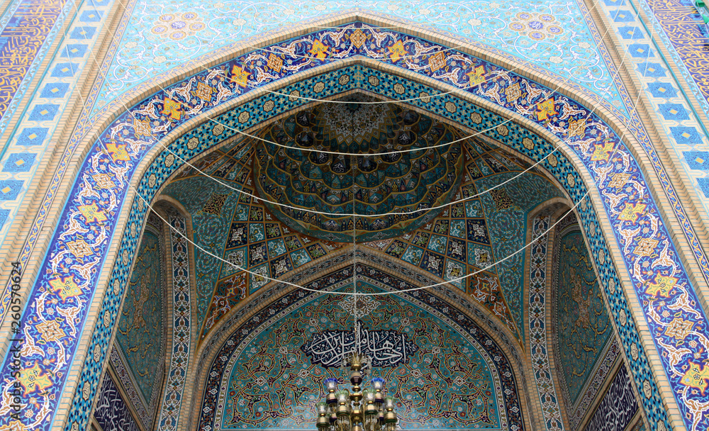 kolorowa mozaika na ścianach meczetu w iranie