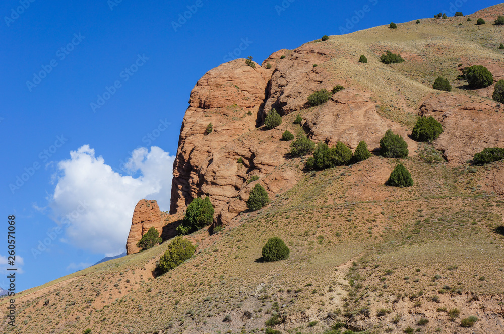 Rötliche Felsformation im starken Kontrast zum blauen Himmel