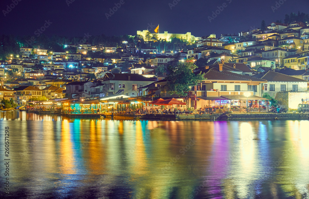 Obraz premium View of the lake and the city of Ohrid at night
