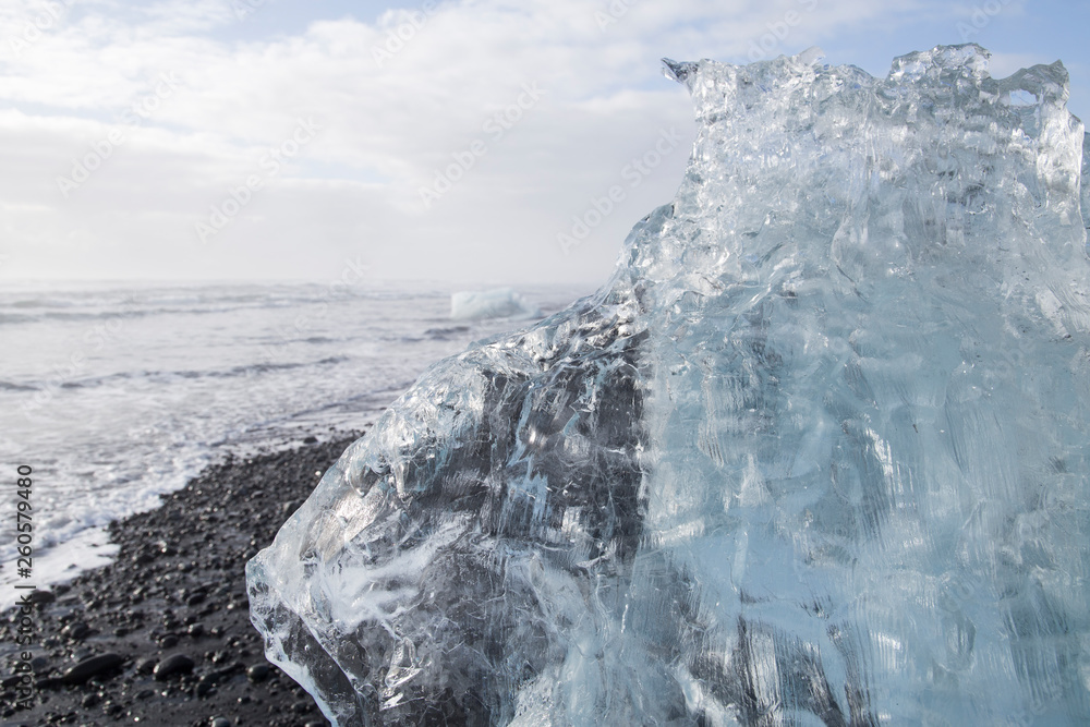 Obraz premium Wschód słońca nad słynną diamentową plażą Islandia ta piasek lawy plaża