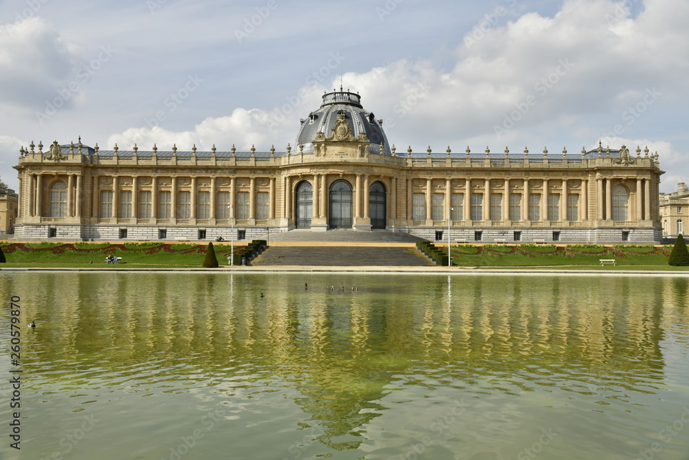 L'imposant Musée National de l'Afrique Centrale récemment restaurée se reflétant dans sa grand pièce d'eau ,au parc de Tervuren à l'est de Bruxelles