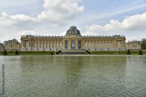 L imposant Mus  e National de l Afrique Centrale r  cemment restaur  e se refl  tant dans sa grand pi  ce d eau  au parc de Tervuren    l est de Bruxelles