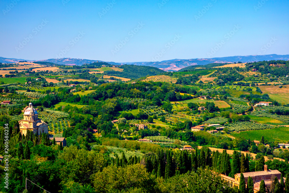Obraz premium Panoramic view of a spring day in the Italian rural landscape