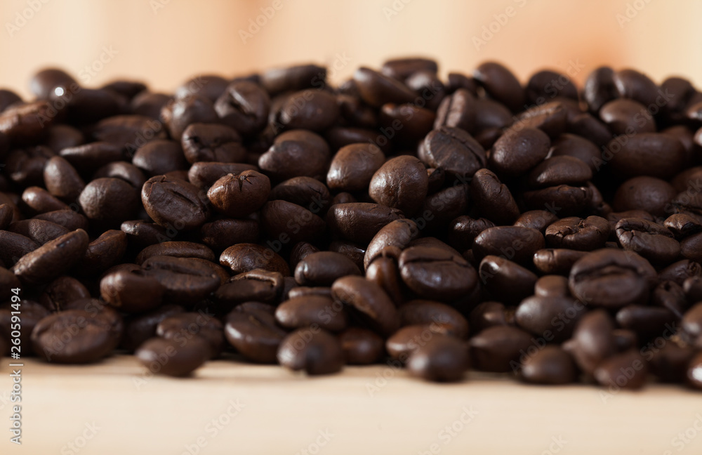 Obraz premium Coffee beans on light wooden background