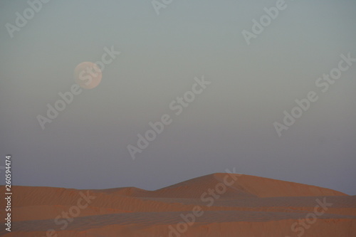Vollmond am Abendhimmel in der Sahara mit Sanddünen