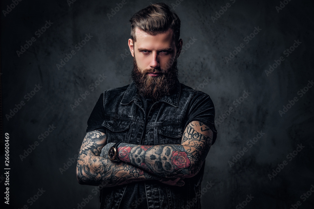 Ταπετσαρία Portrait of a stylish bearded guy with tattooed hands