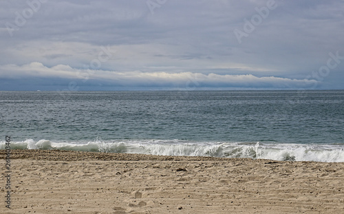 Calm ocean under cloudy blues kies photo