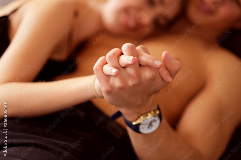 Naklejka premium Young intimate couple hugging on the sofa.