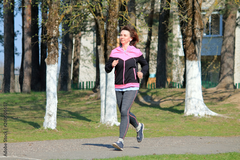 Obraz premium woman goes in for sports