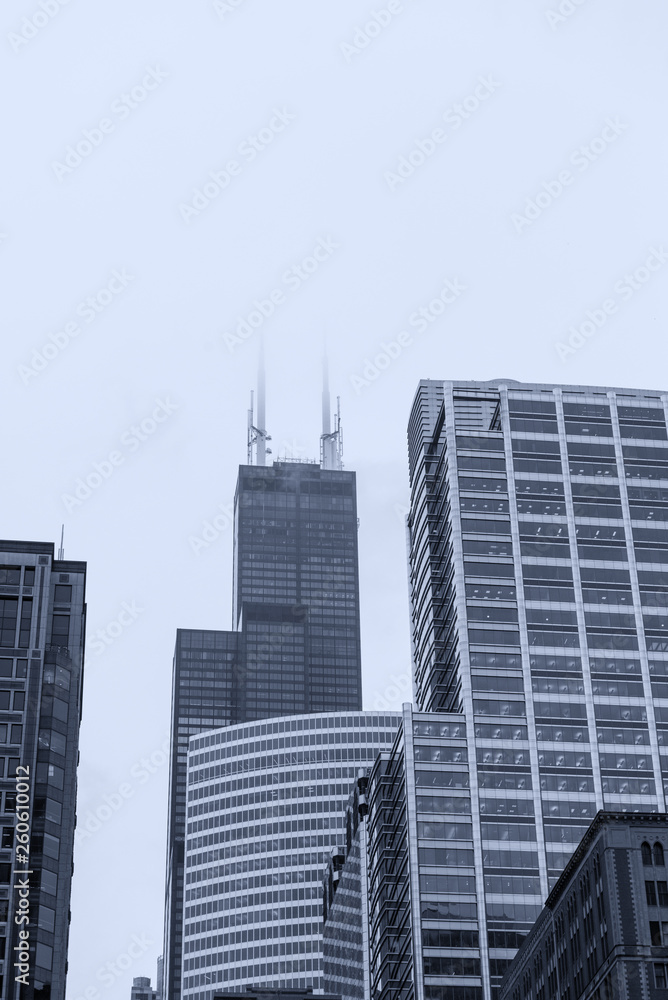 Obraz premium Skyscrapers of Chicago in the fog