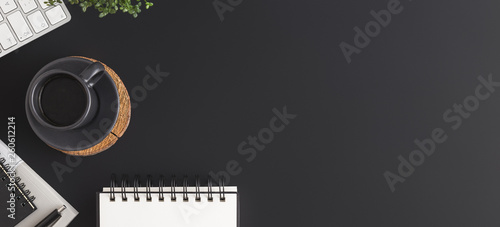 Foto Black table with coffee and notepad. Office worksapce. Banner.