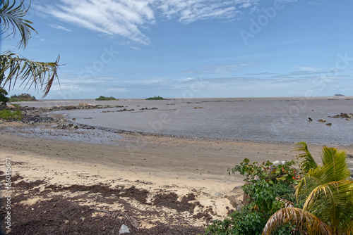 Belles lumi  res sur l oc  an Atlantique et les   lets vus du littoral de Cayenne en Guyane fran  aise