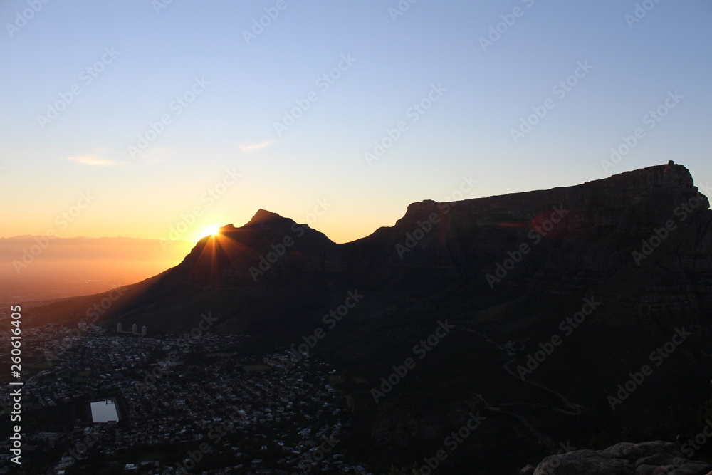 Sonnenaufgang über Tafelberg vom Lionshead aus