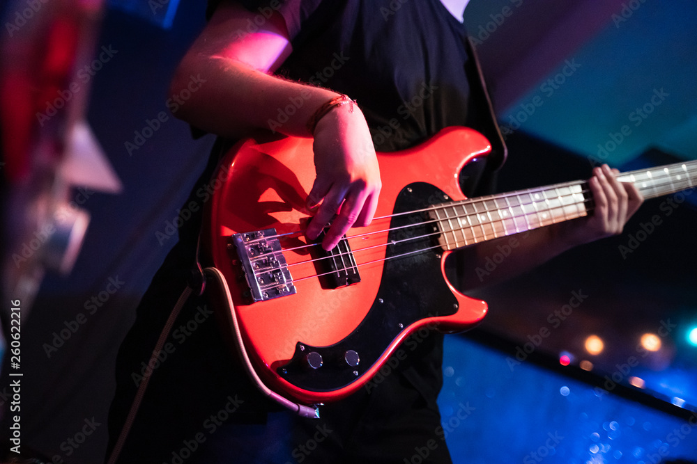 Obraz premium A musician playing the bass in a concert