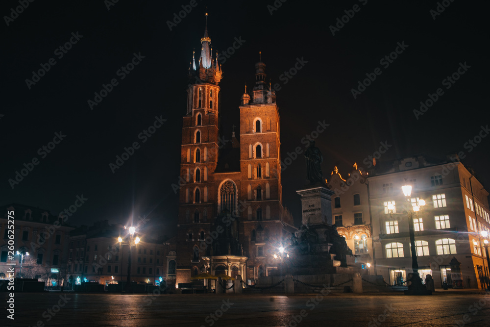 Naklejka premium St. Mary's Basilica, Kraków. Famous and important polish landmark and part of national history at night time background