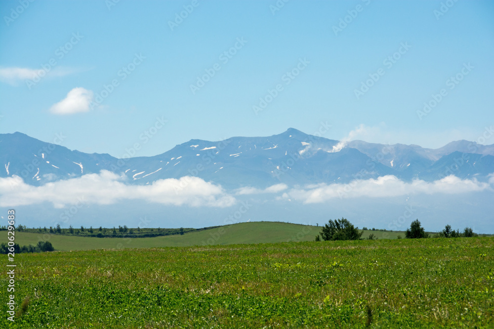 Fototapeta premium 夏の山並み 十勝岳