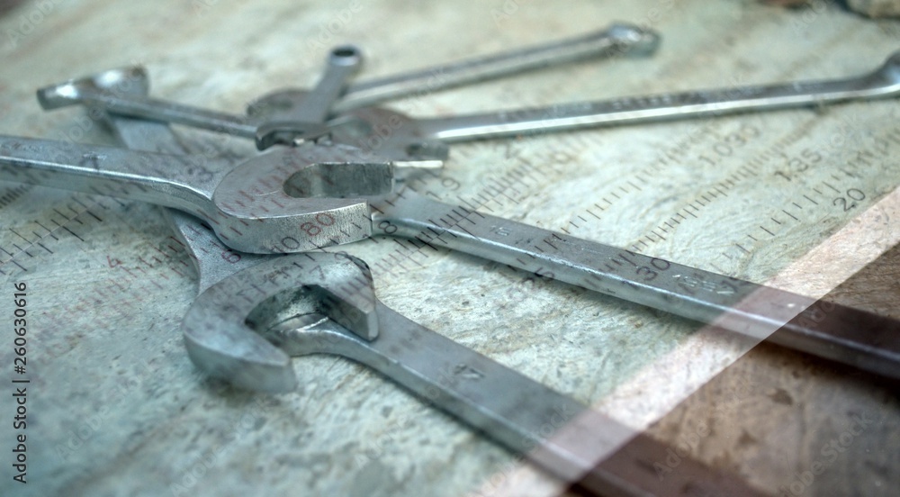 Group of English tightening wrenches combined with arithmetic calculation rule