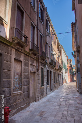 Italia Venezia  calle del forno  2019 street  narrow passage