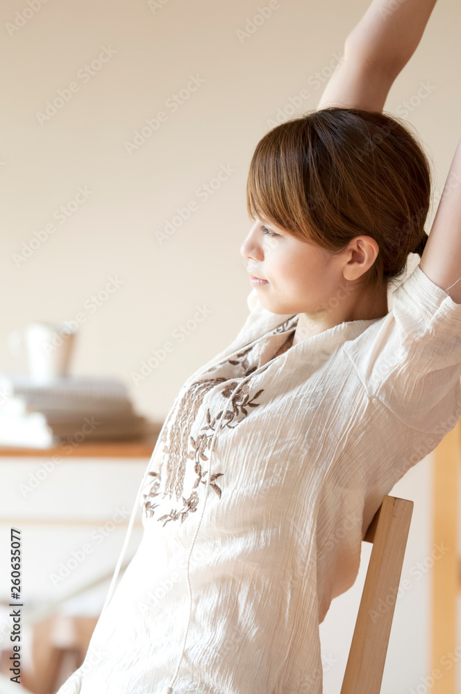 部屋でストレッチをする女性 部屋でストレッチをする女性