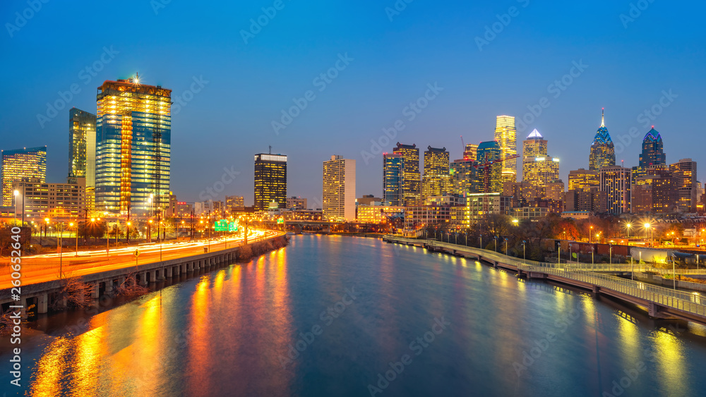 Fototapeta premium Panoramic picture of Philadelphia skyline and Schuylkill river at night, PA, USA.