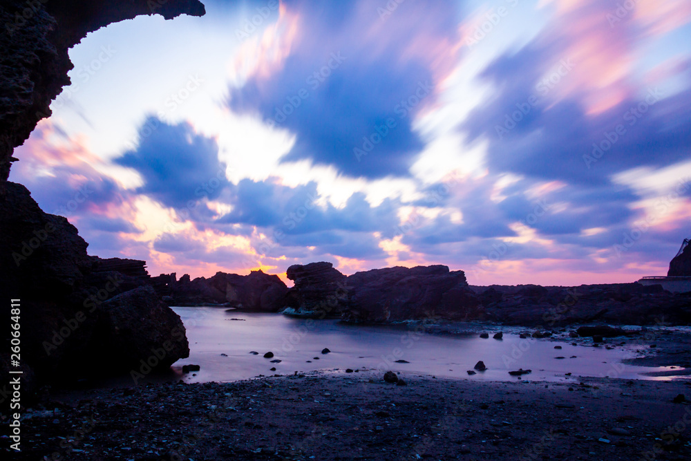 海岸　岩場　夕方の風景